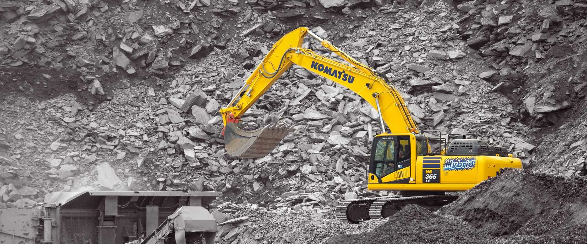 Komatsu-grävmaskin i ett stenbrott